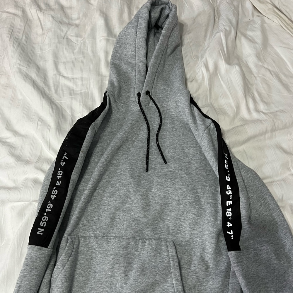 H&M 3D print sleeve jacket size small like new only been worn twice